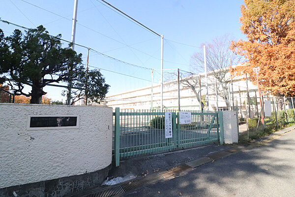鶴川第二中学校　約920ｍ（徒歩12分）