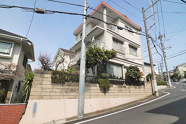南東側道路からは一段高く、通行人の視線は気になりません。