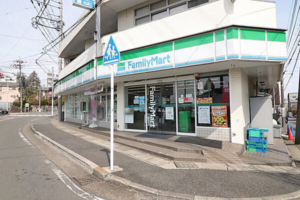ファミリーマート百合丘3丁目店まで約240ｍ（徒歩3分）
