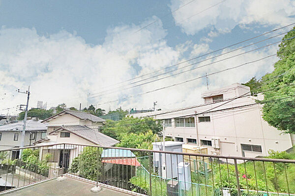 ルーフバルコニーから西側の眺望（国士舘大学の敷地が広がっています）