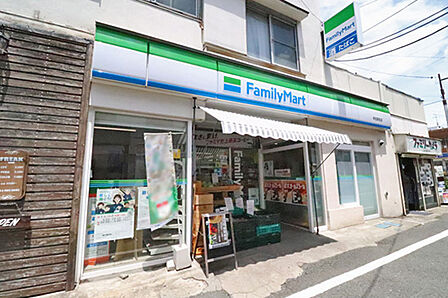 ファミリーマート柿生駅前店まで約90m(徒歩2分)