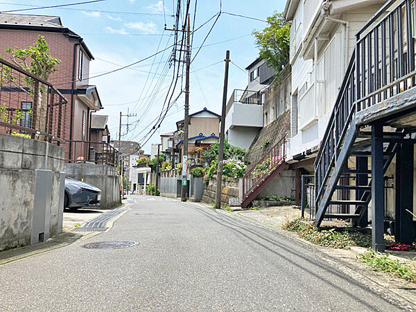 第一種低層住居専用地域の閑静な住宅街に立地