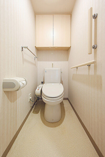 清潔感のある明るいトイレ空間。