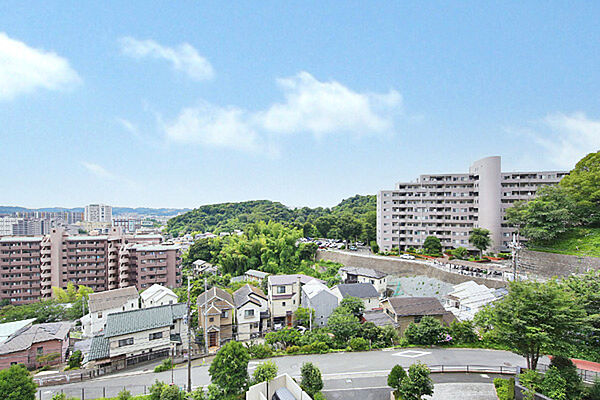 住戸からの眺望。閑静な住宅街を見下ろす開放的な眺望が魅力です！
