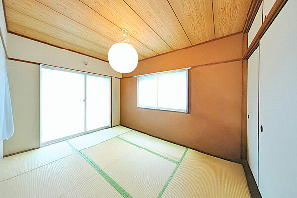 リビングに近い部屋の為、開け放すと開放的で様々な使い方ができる和室です。