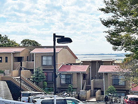 マンション敷地内からは根岸湾を望みます