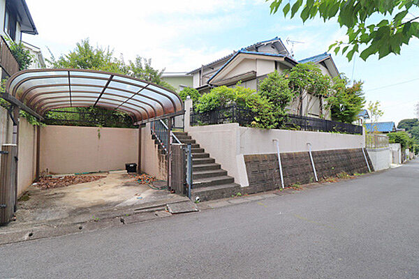 周辺は緑豊かな高台の閑静な住宅地。公園も多くあり、子育てに適した環境です！