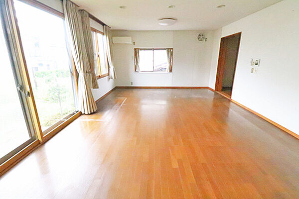 大きな窓から、明るい光が差し込みます！