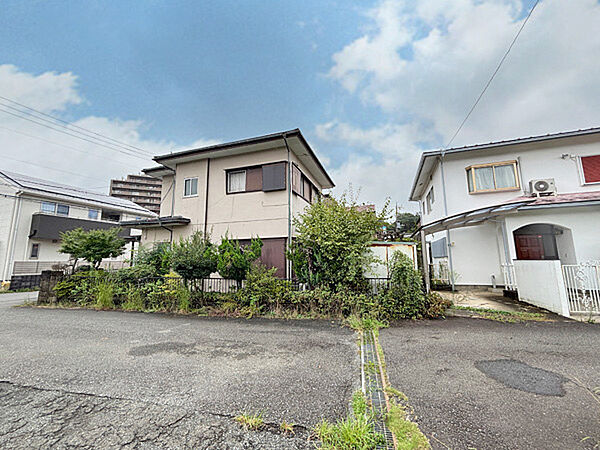 小田急小田原線「玉川学園前」駅徒歩15分。第一種低層住居専用地域の閑静な住宅街