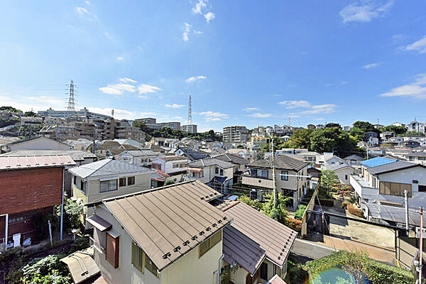 バルコニー前面には一戸建が建ち並んでおり、開放感のある風景が広がっています！