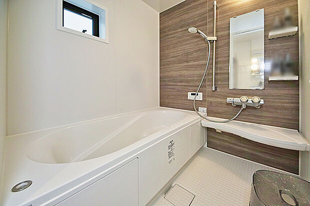 浴室は窓付きの浴室で自然換気ができます！