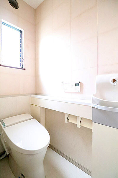 トイレは温水洗浄便座、人感センサー付きで、自動でフタが開きます。手洗いも付いていて清潔感があります。