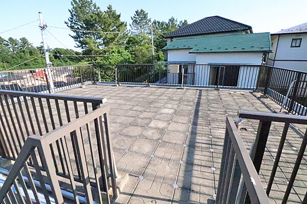 30帖越えの広々とした屋上バルコニー　お洗濯物を干しても、夏にはプールを広げてもいいかもしれません。