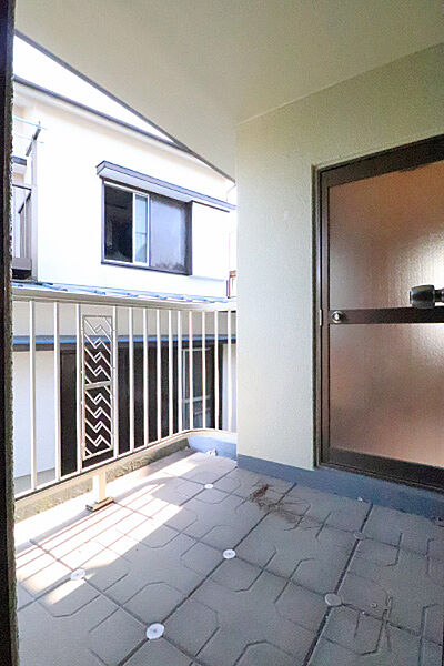 2階の洋室と和室の間にはバルコニーがあり、それぞれのお部屋から出入りすることができます。