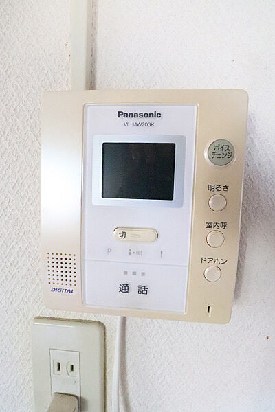 TVモニター付きインターホン　突然の来客でも相手の顔が見えるため、セキュリティ対策としてぴったりです
