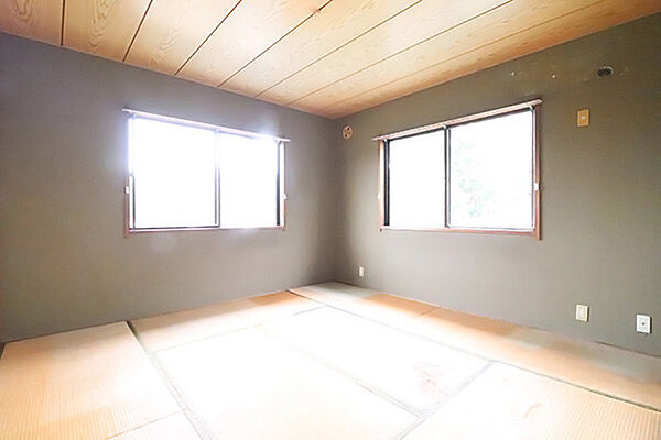 8帖和室　畳敷きのゆったりとした空間で、2面の窓から自然光が差し込みます。