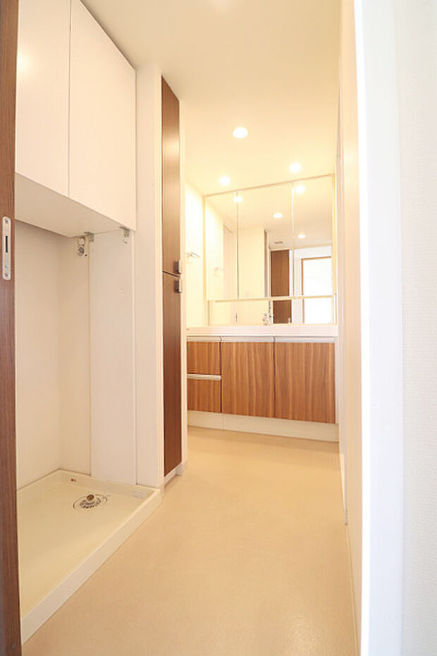 洗面室は廊下側とキッチン側から出入りできる2WAYタイプの動線を確保 リネン庫がございます。