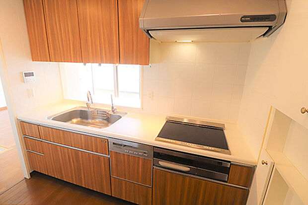 キッチンは対面式のため、ご家族の様子を見ながらお料理ができます ディスポーザー、食洗器付き。