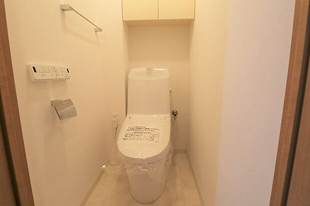 トイレ新規交換・CF貼替済み 上部には収納棚がついており、消耗品を収納しておくことができます