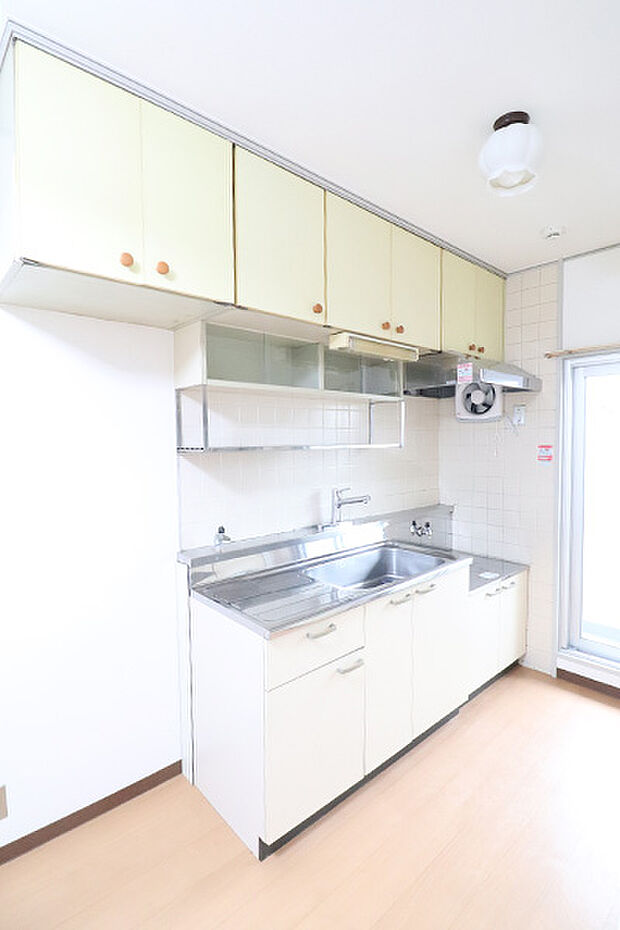 収納豊富なキッチンスペース キッチン水栓交換済み 窓があり、採光・換気ができます