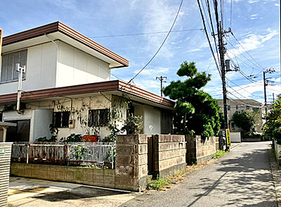外観:前面道路に面した戸建て住宅で、建物を活用した住み替えや、建て替えを含めた土地活用を検討できます。 外観:前面道路に面した戸建て住宅で、建物を活用した住み替えや、建て替えを含めた土地活用を検討できます。