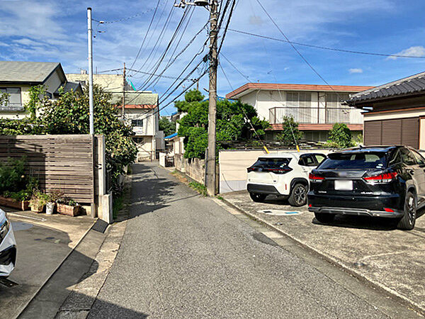 前面道路は比較的平坦で、戸建て中心の街並みが広がり、穏やかな暮らしを感じられる立地です。