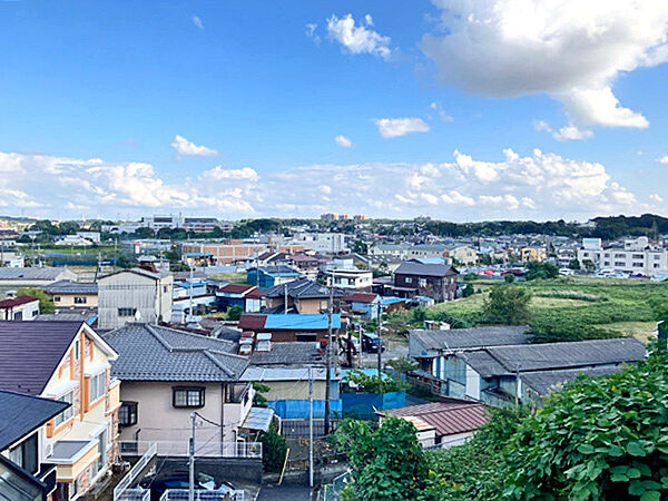 南東方向眺望　戸建て住宅や田畑、緑地が広がり、遠くまで見通せる、開放感のある眺望です。