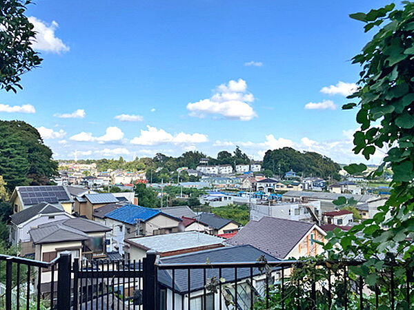 北東方向眺望　遠方には、緑豊かな丘陵や市街地を望め、周囲の自然を身近に感じられる環境です。