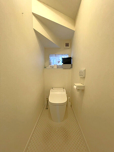 1階のトイレの写真です。タンクレスのものを設置しております。