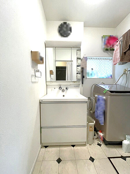 収納を兼ね備えた三面鏡化粧台です。しまうことで洗面台のお手入れもスムーズです。
