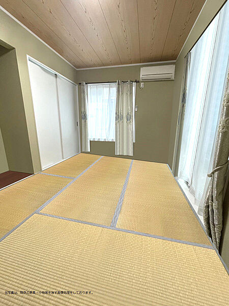 1階和室(サービスルーム)7.5帖は嵩張るお布団をしまうことのできる押入や床の間がございます。