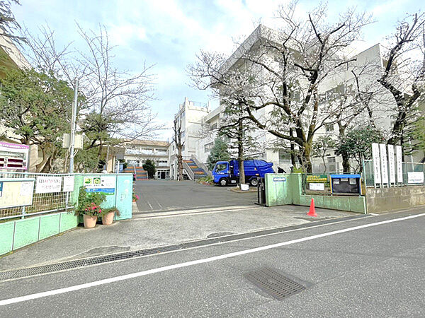 鶴指小学校　徒歩8分（約620m）