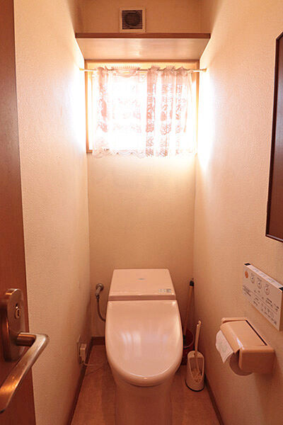 2階のトイレになります。上部に棚と右側に小物入れがございます。