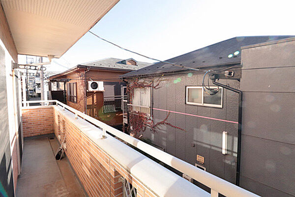 2階のバルコニーになります。前面建物と距離があり陽当たりが確保できております。