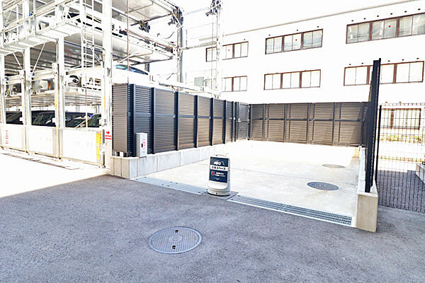 敷地内に設けられた共用駐車スペース。車の出入りや荷物の積み下ろしにも利用しやすいスペース
