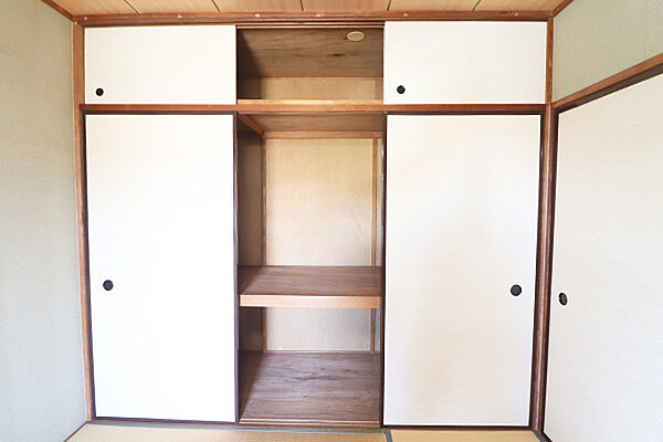 和室には、衣類や寝具などの収納に便利な押入を備えています。整理しやすい収納スペースです。