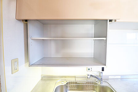 キッチン上部には吊戸棚を備えており、調理器具や食器などをすっきり収納できます。