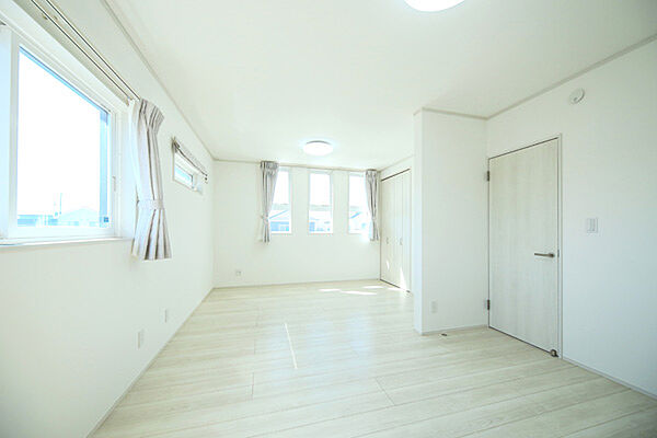 約12帖洋室　2面採光で明るいお部屋です