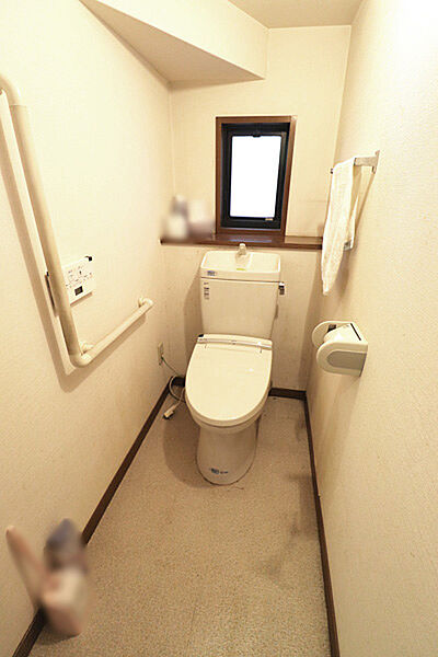 温水洗浄機能付トイレ　窓付きで採光を取り入れ、手すり付で安全面にも配慮されております