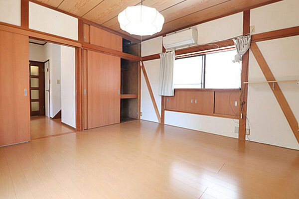 約8帖洋室　居室の中で一番広いお部屋　出窓2か所、壁面収納や押入が備えられており収納スペースも確保