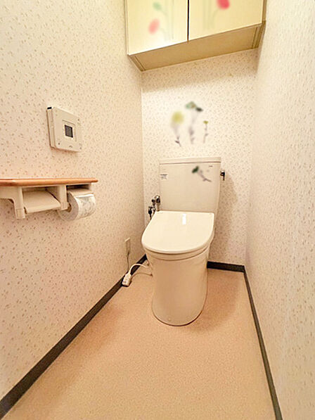 温水洗浄機能付トイレ 上部の吊戸棚には消耗品等を収納できます