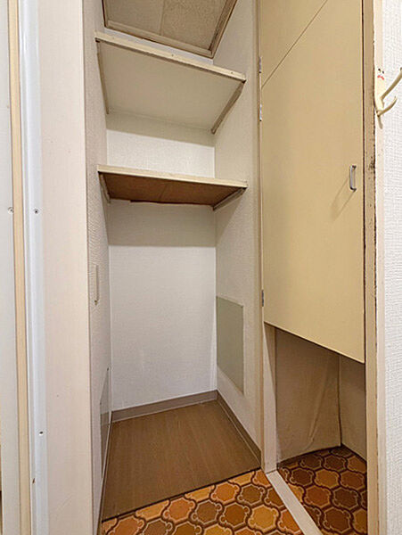 洗面室には便利な収納棚がございます