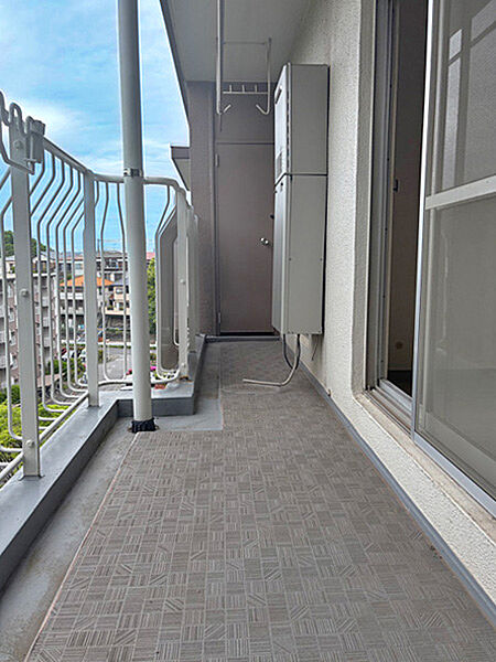 南西向きにつき陽当たり良好です　バルコニーには物置があり、使用頻度が少ない備品の収納にも便利です