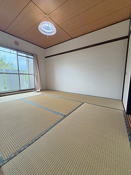 約6帖和室　南西向きの明るいお部屋です　2024年9月：畳表替え、押し入れ天井改修