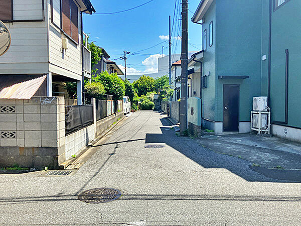 前面道路：西側約6ｍ公道・南側約4ｍ私道