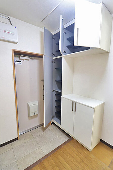 トールタイプのシューズボックスを備えた玄関スペース
