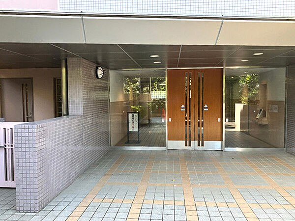 ガラス扉を採用した、明るく開放的なエントランスです。