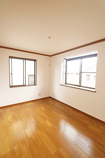 約6帖洋室　2面採光のお部屋です