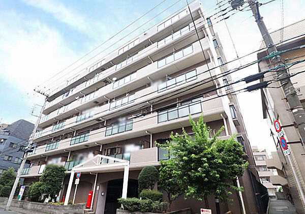 植栽に彩られた、上品な雰囲気の外観です