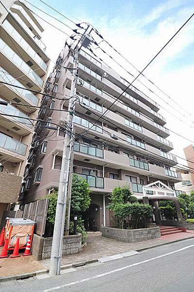 ブラウン系の外壁が落ち着いた印象を与えるマンション